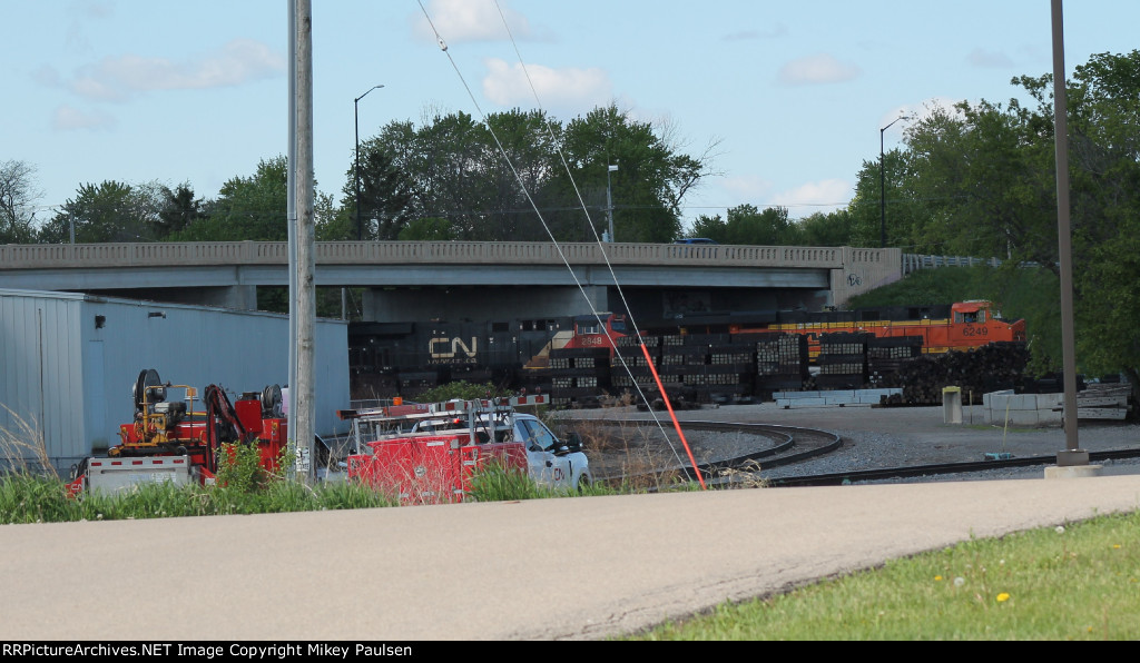 BNSF 6249 and CN 2848 in Neenah